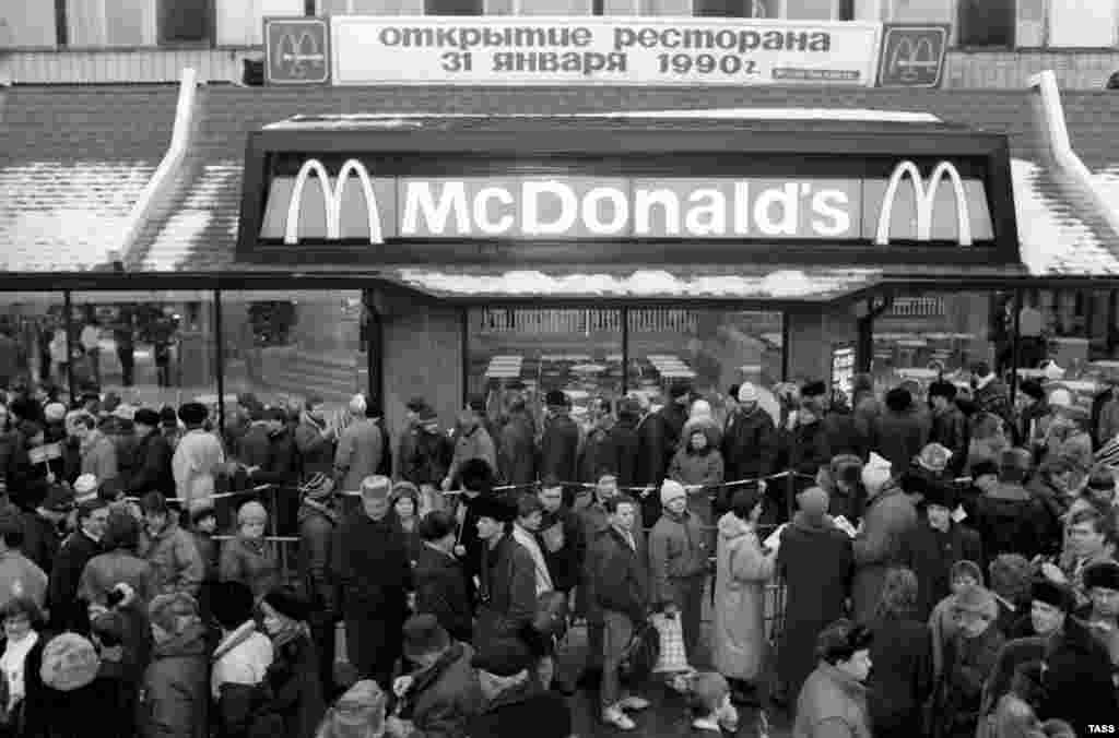 McDonald&#39;s мейрамханасы алдында кезекте тұрған жұрт. Мәскеу, 31 қаңтар 1990 жыл.