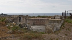 Дальномерный павильон береговых батарей №12 и 13 расположен прямо между ними