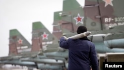 Ілюстративне фото. Російський військовослужбовець несе ракету «повітря-земля» до реактивних винищувачів Су-25 під час навсчнь у Ставропольському краї Росії, березень 2015 року