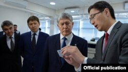 На фото (слева направо): премьер-министр Сапар Исаков, экс-президента Алмазбек Атамбаев, глава ГРС Дастан Догоев (2017 г.)