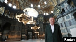 Թուրքիայի նախագահ Էրդողանը մզկիթի վերածված Սուրբ Սոֆիայի տաճարում, Ստամբուլ, արխիվ: 