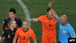 Голландия құрамасының белді қорғаушысы Джон Хейтинганың Испаниямен матч кезінде алаңнан қуылған сәті. Йоханнесбург, 11 шілде 2010 жыл
