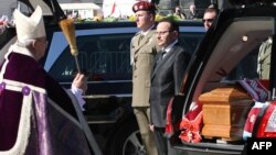Nga ceremonia e varrimit të presidentit Leh Kazcinski dhe bashkëshortes së tij, Maria
