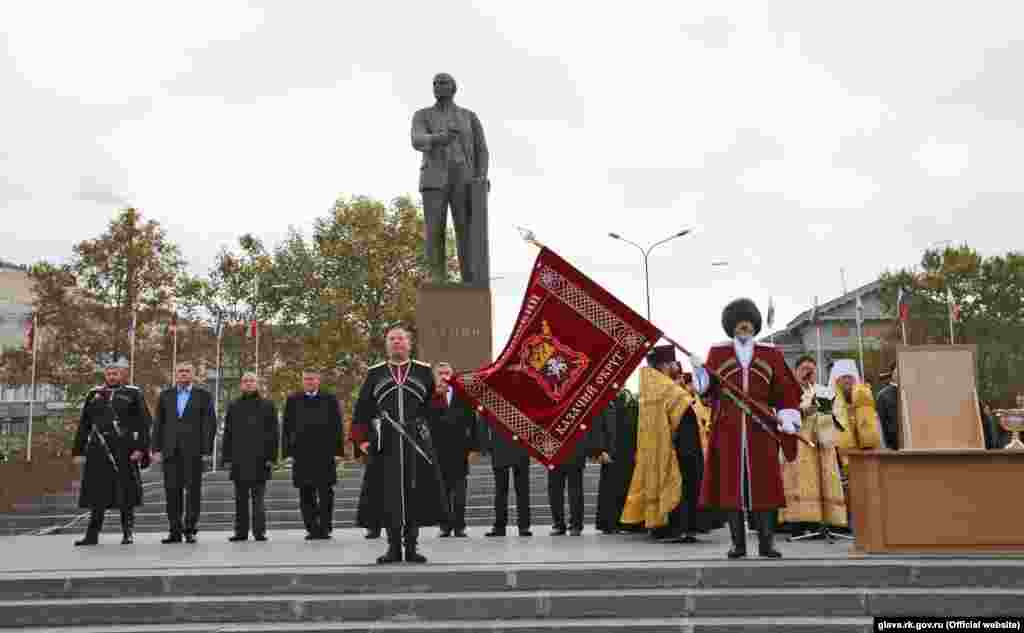 Сергей Аксенов вручил знамя Крымскому окружному казачьему обществу, 29 октября