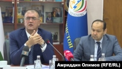 Хуршед Каримзода (слева) на пресс-конференции 30 июля 2020