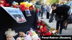Временный мемориал памяти погибших у здания Керченского политехнического колледжа