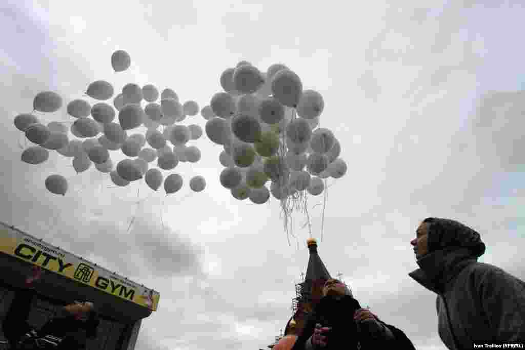 Muscovites remembering victims of the 2002 Nord-Ost hostage crisis at the Dubrovka Theater in Moscow.