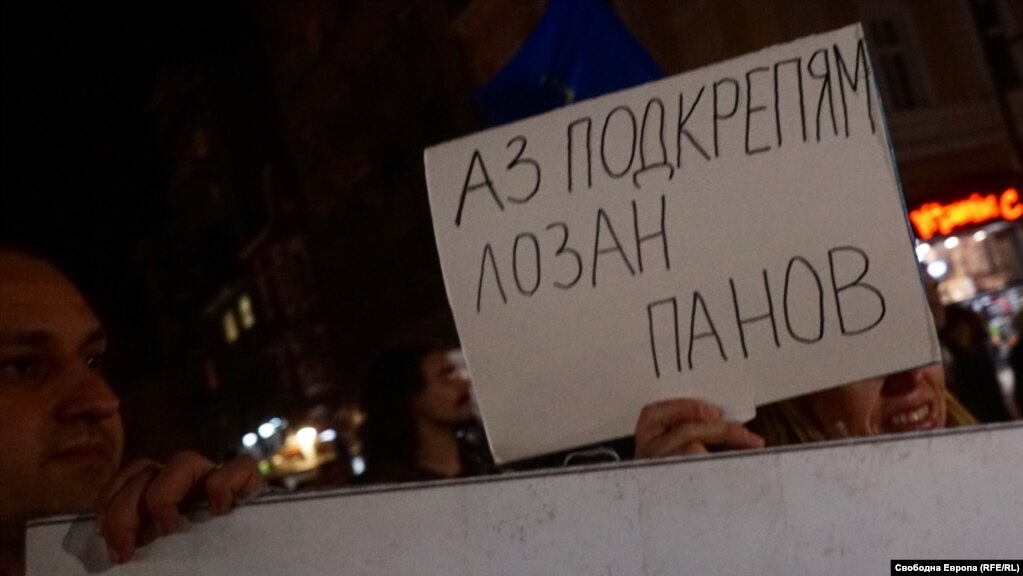 Шествието защити председателя на Върховния касационен съд (ВКС) Лозан Панов. Според хората ВКС е единственият гарант за точното и еднакво прилагане на законите, но в момента се подготвя процедура по отстраняване на Панов.