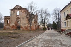 Праваслаўны манастыр у Пустынках пад Амсьціславам. Зьлева царква Ўнебаўзяцьця Найсьвяцейшай Багародзіцы. Пляцоўка перад ёй — могілкі, на якіх пахаваны Іван Насовіч