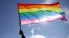 Травести-артиста оштрафовали за пение гимна России с флагом ЛГБТ+