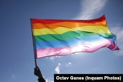 Steag al comunității LGBT, la un marș organizat înainte de referendumului pentru definirea familiei, în 2018.