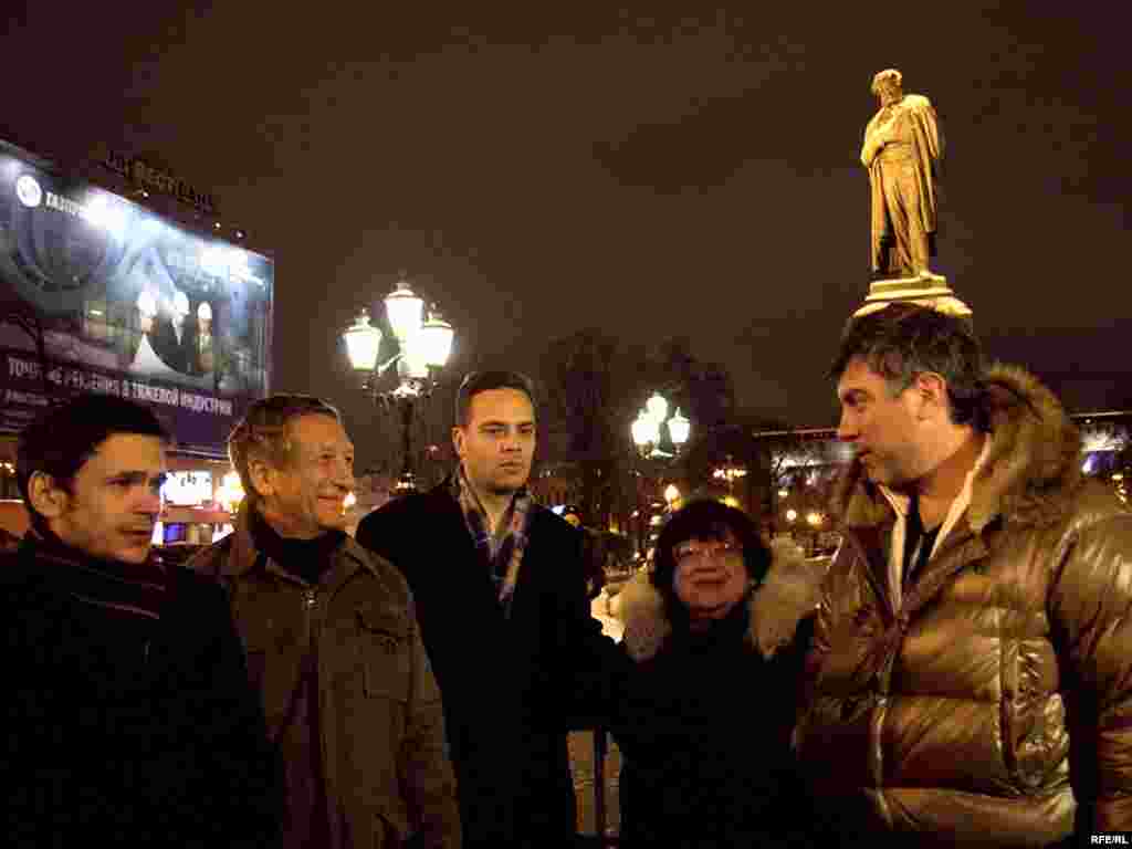 Правозащитники возродили традицию советских диссидентов приходить в Международный день защиты прав человека к памятнику Пушкину в Москве и снимать головные уборы