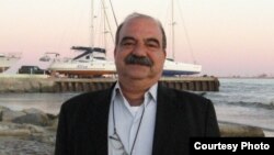 Ирандық этнограф Мансұр Киай Каспий жағасында тұр. Ақтау, 9 қазан 2011 жыл. Сурет жеке мұрағаттан алынған.