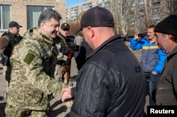 Petro Poroshenko səsverməyə gələn sakinləri salamlayır, Kramatorsk, 26 oktyabr 2014