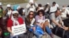 Заемщики ипотечных кредитов проводят голодовку у "Байтерека" в Астане. 27 мая 2013 года.