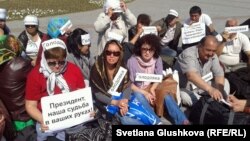 Заемщики ипотечных кредитов проводят голодовку у "Байтерека" в Астане. 27 мая 2013 года.