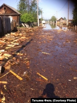 Улица в посёлке Октябрьский после наводнения