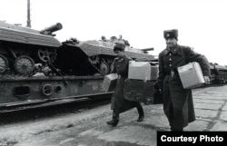 საბჭოთა ჯარისკაცები მატარებელზე ტვირთავენ ტანკებს და ამუნიციას