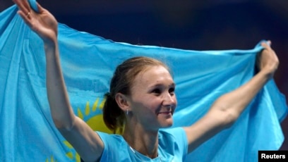 Жаттықтырушымен жұмсақ секс Жігіт сексуалды көршісімен жыныстық қатынасқа түскен.