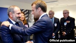 Belgium - French President Emmanuel Macron (R) and Armenian Prime Minister Nikol Pashinian meet at the NATO headquarters in Brussels, 11 July 2018.