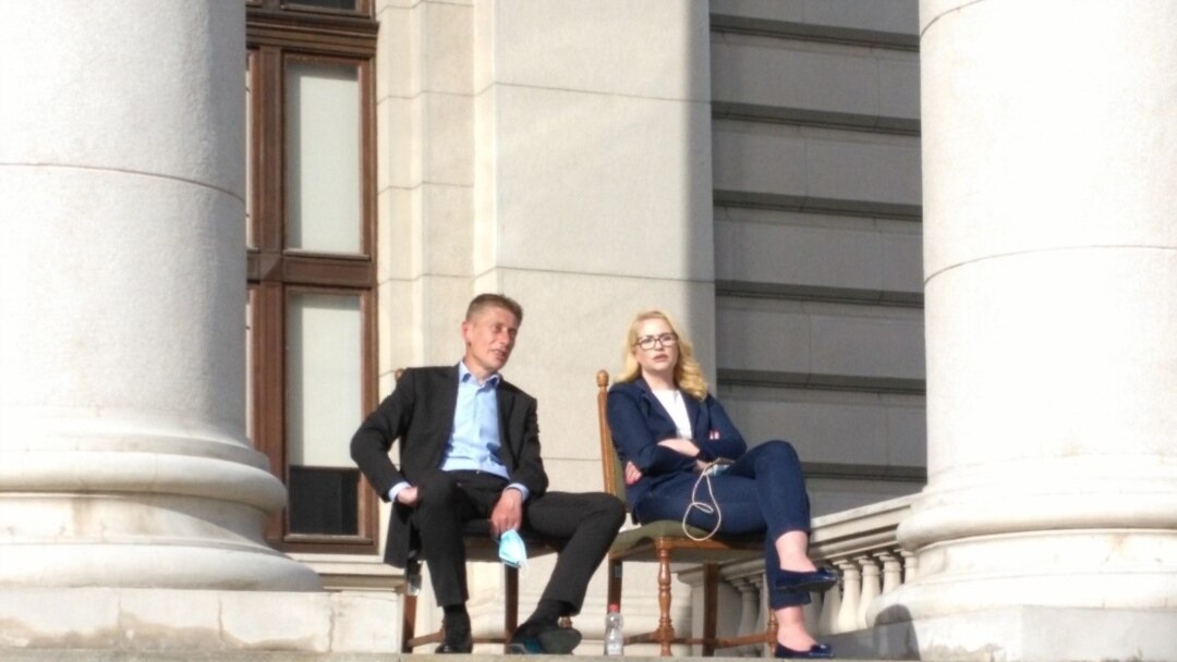 Aleksandar Martinović i Sandra Božić ispred Skupštine Srbije, 10. maj