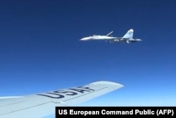 Această imagine publicată de Comandamentul European al SUA (EUCOM) arată un avion de luptă rus SU-27 Flanker fotografiat dintr-un avion de recunoaștere al Forțelor Aeriene ale SUA. Imagine din 2017.