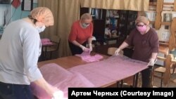 Учителя шьют маски