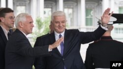 Вице-президент США Майк Пенс и премьер-министр Черногории Душко Маркович в Вашингтоне, 5 июня 2017 года
