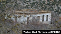 Рядом с батареей – пустые «коробки» воинской части