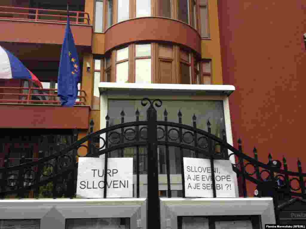 Na transparentima piše: &quot;Sramota Slovenijo&quot; i &quot;Slovenijo, jesi li u Evropi ili u Srbiji?&quot;