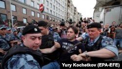протести предизвикани со апсењето на познатиот истражувачки новинар Иван Голунов