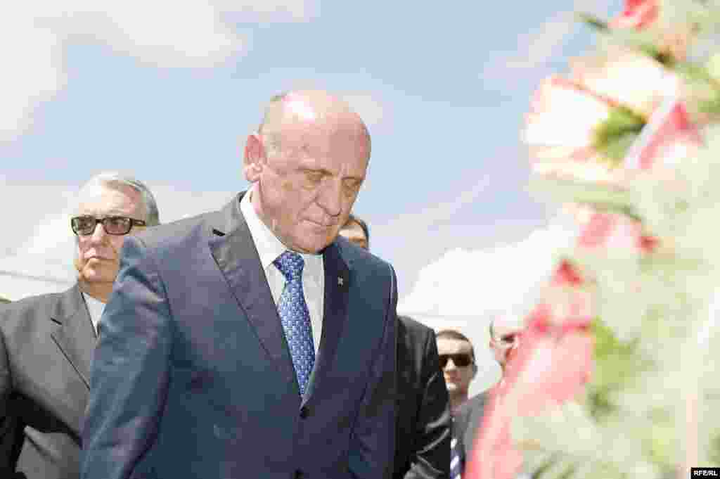 FOTO: BORIS MILJEVIĆ - Sulejman Tihić odaje poštu žrtvama u Sijekovcu