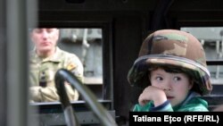 Expoziție de echipamente militare americane în piața centrală de la Chișinău, 8 mai 2016