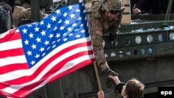 یک کاروان نیروهای ارتش آمریکا در راه بازگشت از کشورهای بالتیک، در پراگ، جمهوری چک، مارس ۲۰۱۵. این کاروان بخشی از عملیات «گردش سواره‌نظام» در نشان دادن حمایت آمریکا از کشورهای شرق اروپا بود.