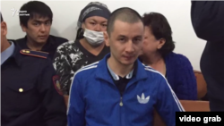 На кадре из видео — житель Алматы Шухрат Кибиров, привлеченный к суду после «слушания» нашид, на суде по его делу. Алматы, 28 сентября 2017 года.