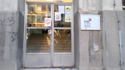 Искршени стаклата на Радио-телевизија Војдводина во Нови Сад