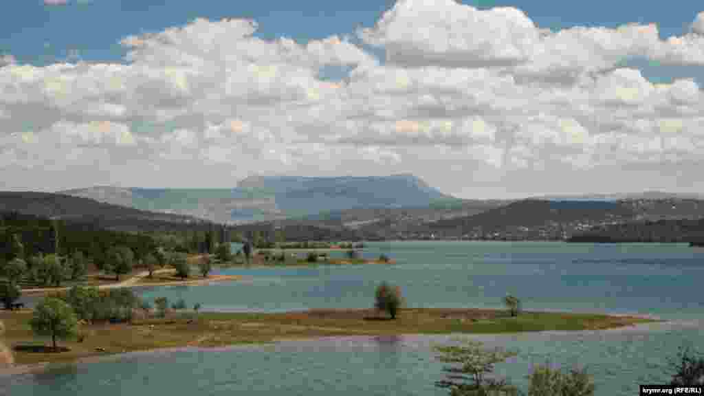 Вид на Симферопольское водохранилище со стороны плотины. В полноводные годы широкий полуостров полностью или почти полностью накрывала вода