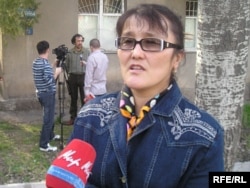 Редактор газеты «Тасжарган» Бахытгуль Макимбай рассказывает о том, что неизвестные стреляли по окнам редакции. Алматы, 1 апреля 2008 года