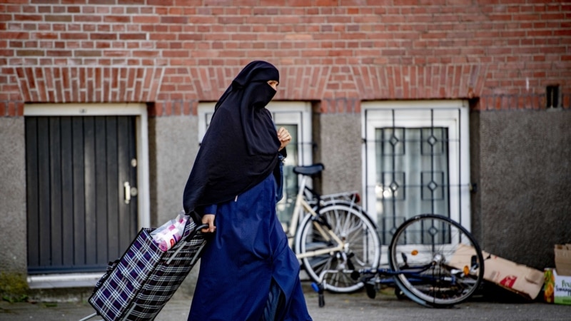 Холандија забрани носење бурки и нихаб на јавни места 