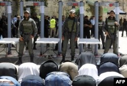Палестинці демонстративно моляться перед металодетекторами біля Левових воріт, головного входу до святині у Старому місті Єрусалима, 21 липня 2017 року