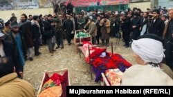 اجساد شش غیر نظامی که ادعا می‌شود در حمله هوایی نیروهایی افغان در ولایت بلخ کشته شده‌اند.