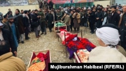 اجساد افراد ملکی که بسته گان شان ادعا دارند که در حملات هوایی نیروهای افغان در بلخ کشته شده اند.
