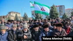 Митинг в Магасе против соглашения о границе с Чечней, 26 октября, архивное фото