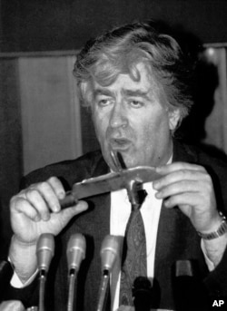 Karadžić drži nož koji je, kako je rekao, oduzet vojnicima bosanskih Hrvata u BiH, na konferenciji za novinare u Beogradu, 23. septembar 1992.