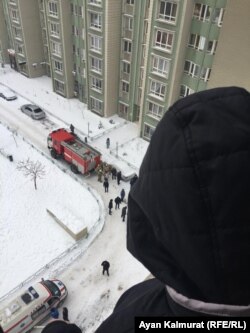 Пожарная машина и карета скорой помощи у дома жилого комплекса "АкКент", в котором проживает активистка Дильнар Инсенова. 16 января 2018 года.