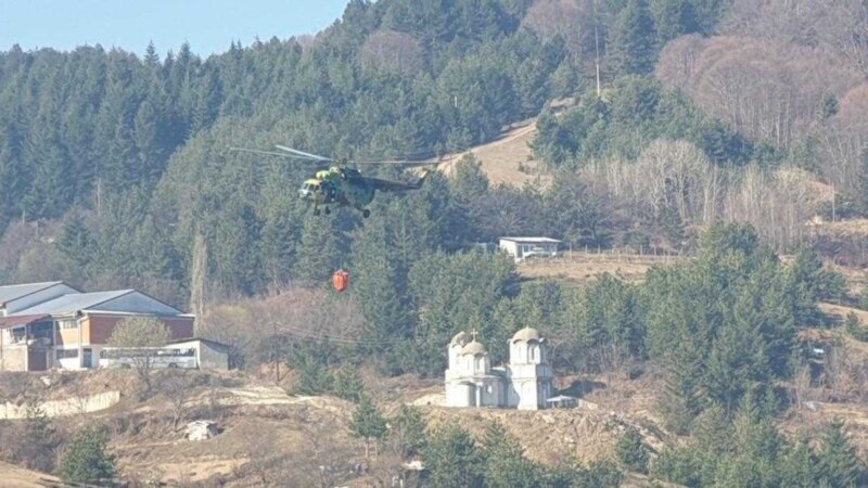Хеликоптери на АРМ гаснат пожари во Крушевско 
