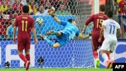 Испания құрамасы қақпашысы әрі капитаны Икер Касильяс Чили футболшысы тепкен допты ұстай алмай қалды. Рио-де-Жанейро, 18 маусым 2014 жыл. (Көрнекі сурет)