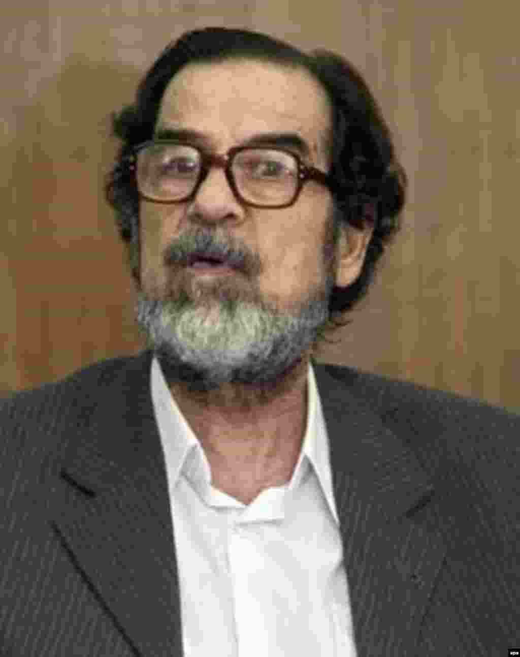 Iraq -- Saddam Hussein being questioned, Baghdad, 28Jul2005 - Säddam Xösäyen 2005neñ 28 Yülendä Ğiraqnıñ maxsus tribunalı aldında cawap tota. Berençe itep aña 1982 yılda Äl-Dücäil qalasında 148 şiğineñ üterelüe öçen ğäyepläw belderelde. Bu qalada anı üterü omtılışı äzerlängän dip xäbär itelä. (epa)