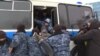 Policija unosi demonstrante u policijsko vozilo u Almatiju 22. februara