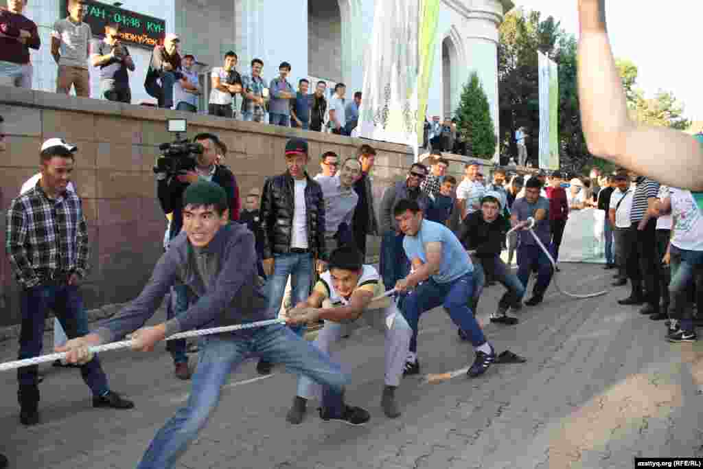 Арқан тартыс та болды. 